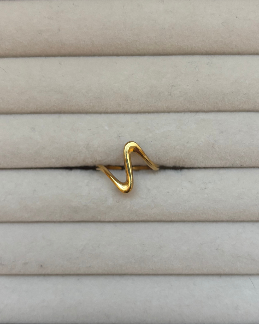 Wavy ring