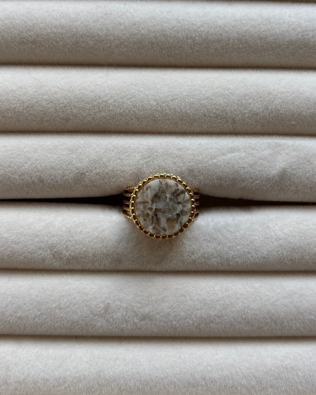 Stone ring beige