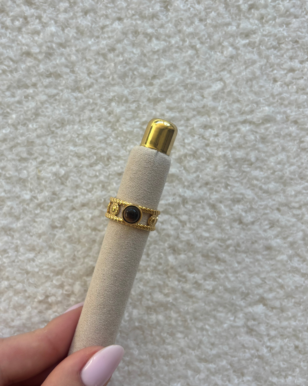 Leo ring
