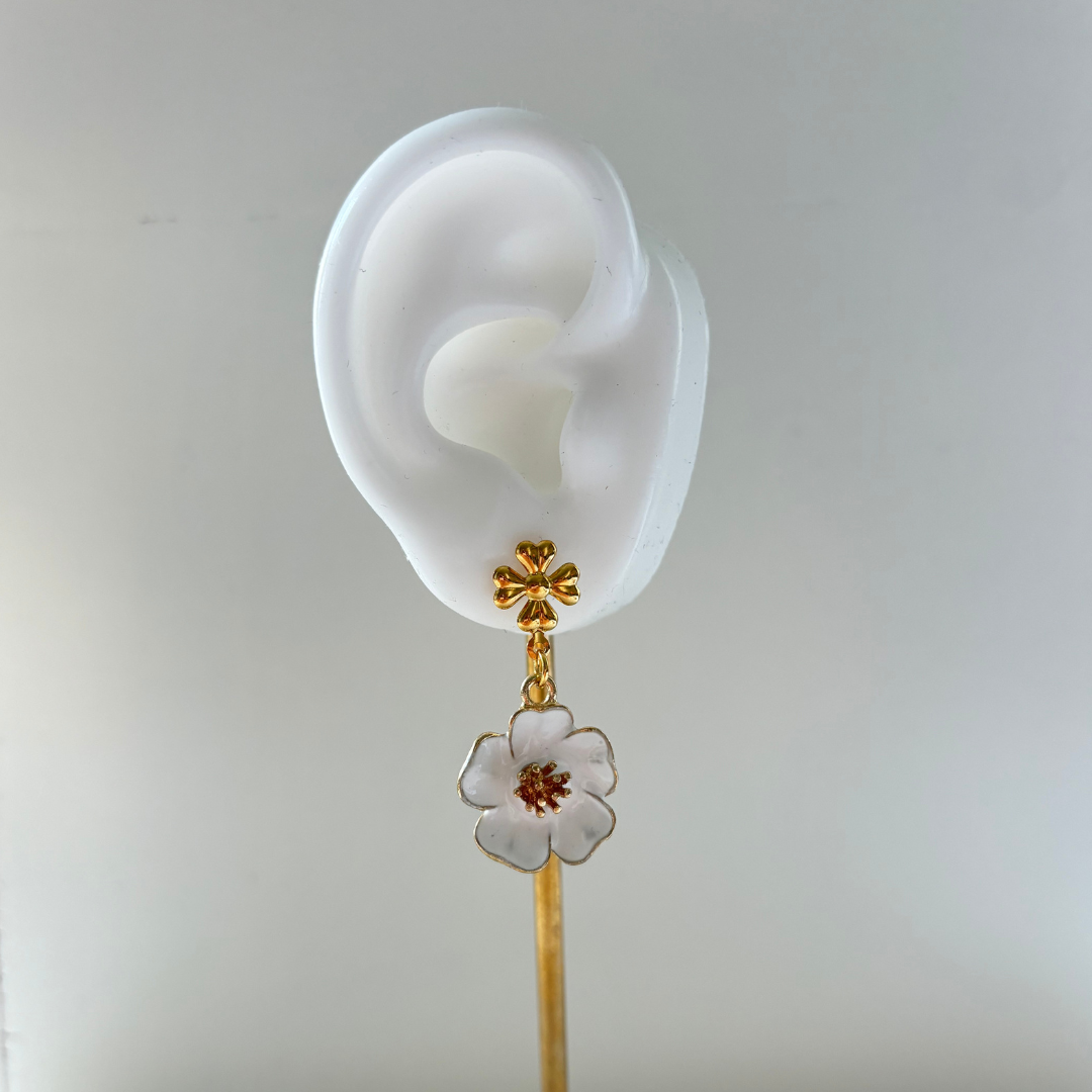 Blossom earrings white