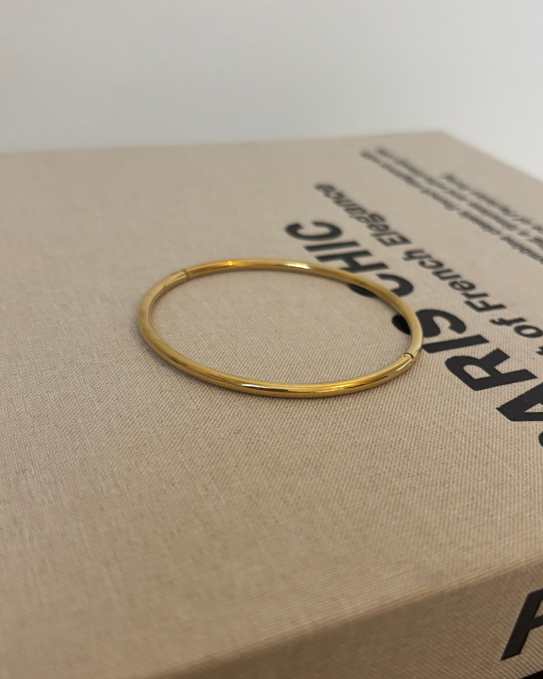 Minimalistic bangle