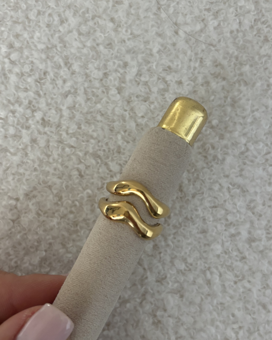 Wavy ring