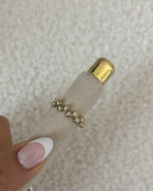 Wavy sparkle ring